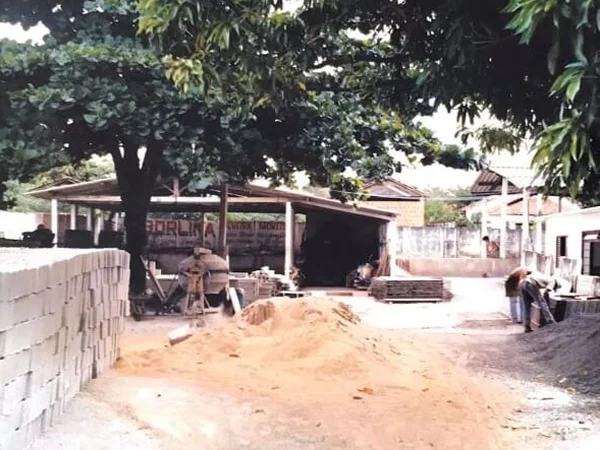 Construção com alguns trabalhadores