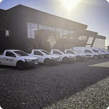 Caminhão de entrega da New Cycle transportando equipamentos de fisioterapia